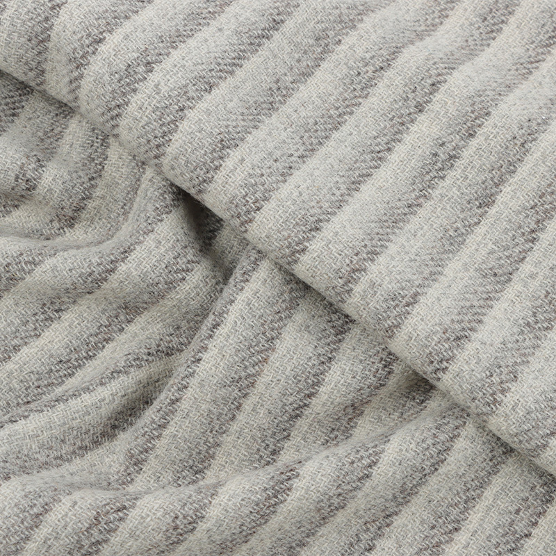 Visuelle Erweiterung des vertikal gestreiften Stoffes