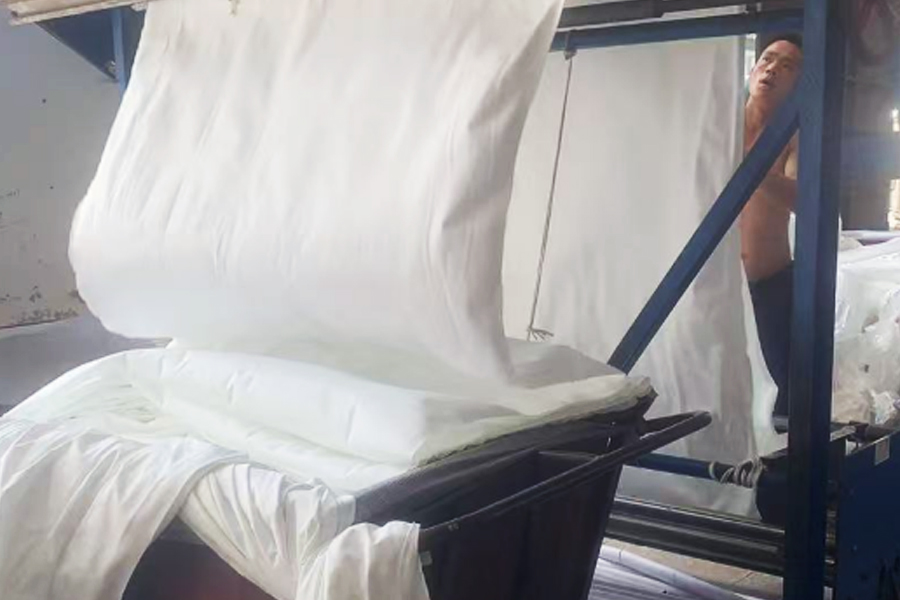 Färbereiproduktion – grauer Stoff-Flip-Bereich