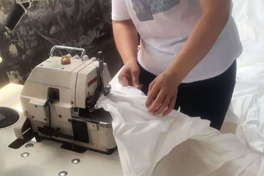 Färbereiproduktion – Nähkopfbereich aus grauem Stoff