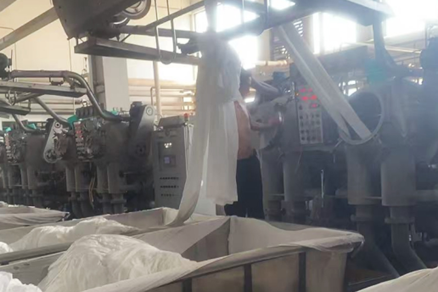 Färben von fabrikproduktionsgrauem Stoff in den Zylinder