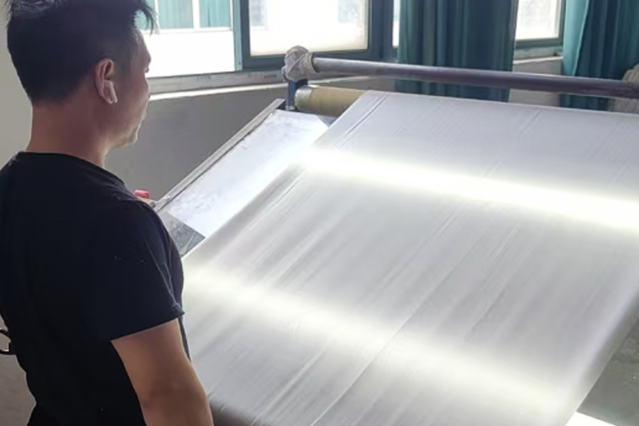 Inspektionsbereich für die Produktion von Fertigprodukten in der Färberei