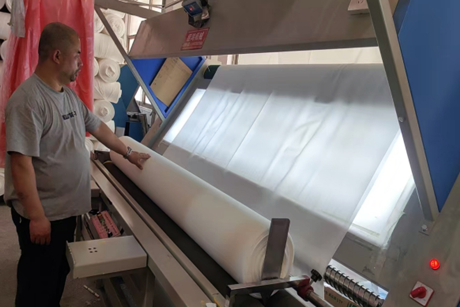 Inspektionsbereich für die Produktion von Fertigprodukten in der Färberei