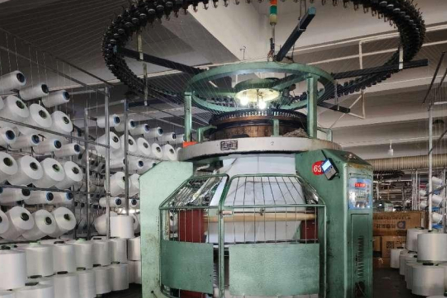 Graues Stoffproduktionsmodell mit hohem Fuß, einseitig