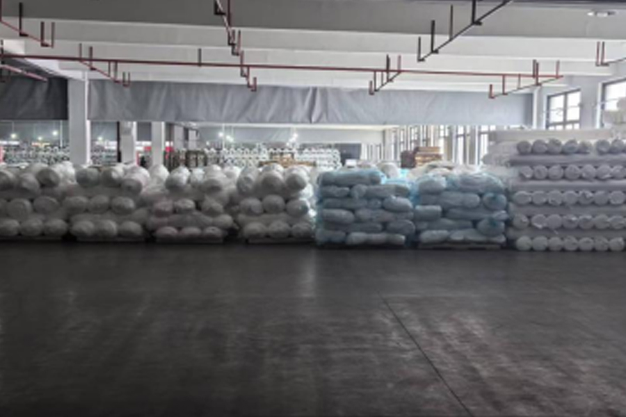 Bereich für die Platzierung des fertigen Produkts aus grauem Stoff