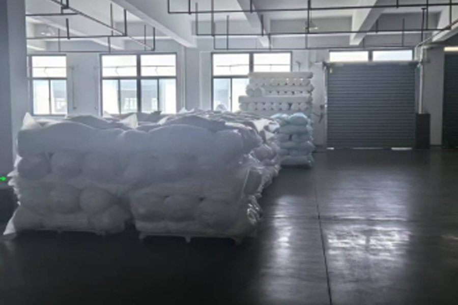 Bereich von der Produktion bis zur Auslieferung von grauem Stoff