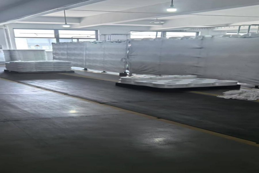 Grauer Stoffproduktions- und Rohstoffplatzierungsbereich