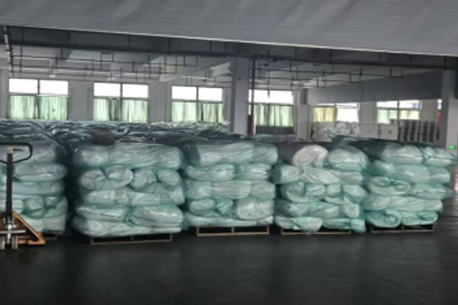 Grauer Stoffproduktionsbereich bis zur Auslieferung